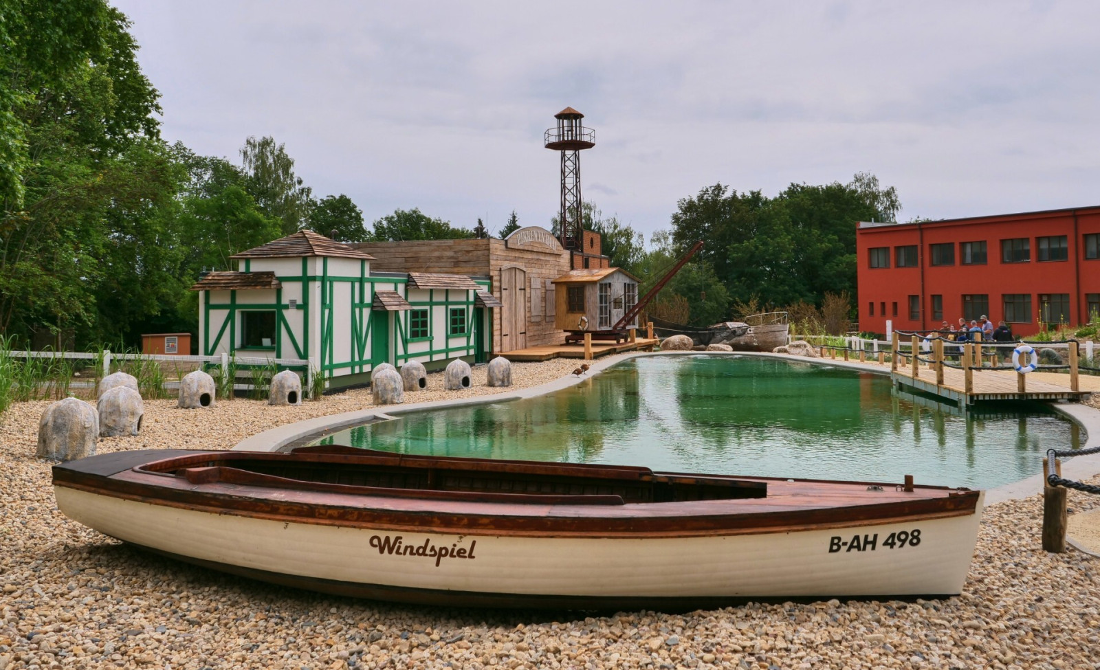 Epozice pro tu���ky p�edstavuje p��stav namibijsk�ho m�sta Luderitz