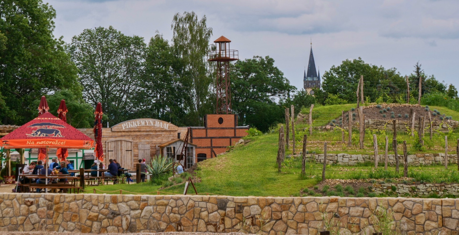 Steak house s expozic� tu���k� a s pozad�m v�e kostela sv. J K�titele