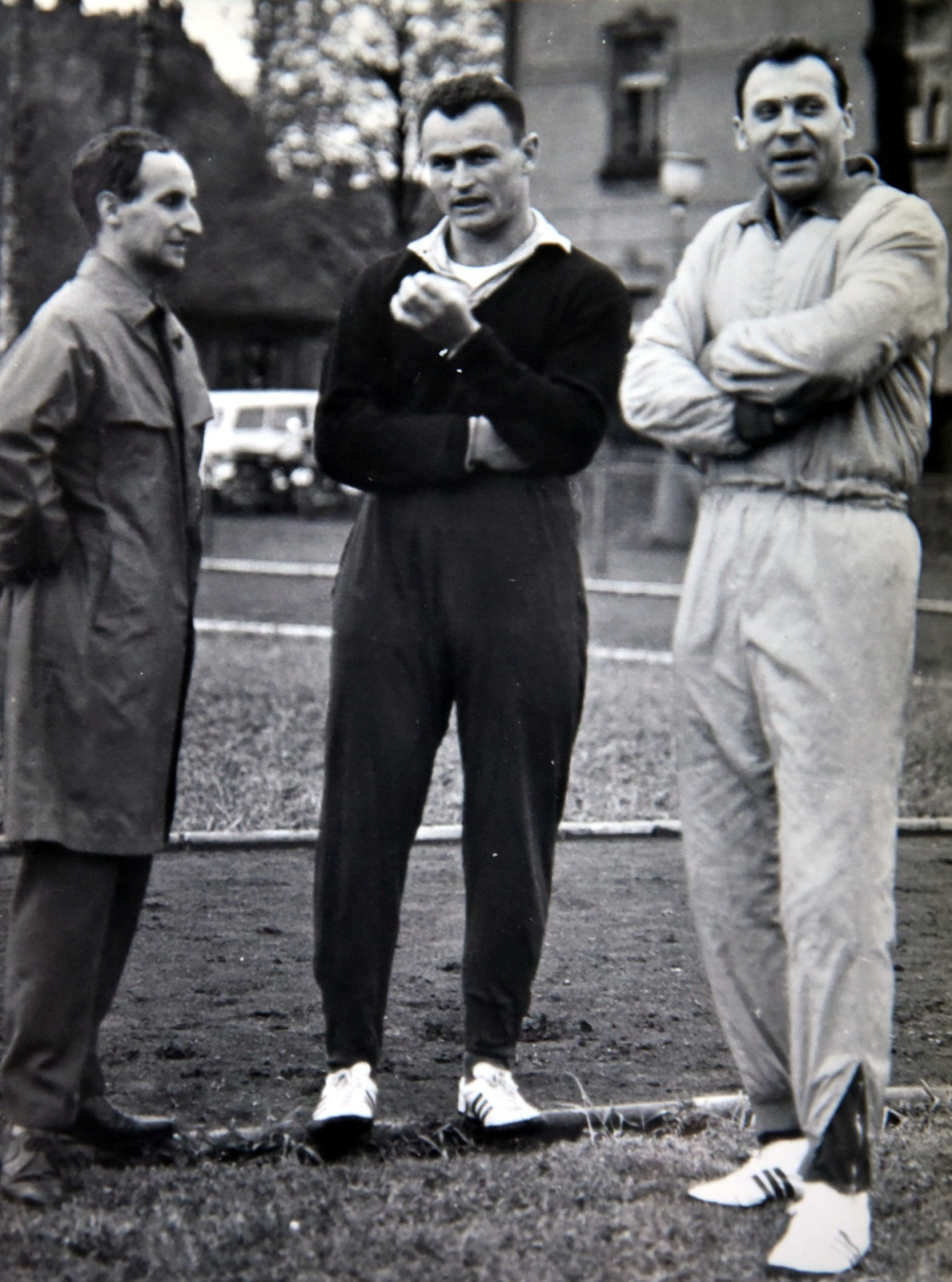 kr�lov�dvorsk� funkcion��sk� legenda ing. Old�ich Vo�ka (vlevo) a olympijsk� v�t�z z Mnichova 1972 Ludv�k Dan�k (vpravo) na atletick�ch z�vodech ve Dvo�e Kr�lov� n/L