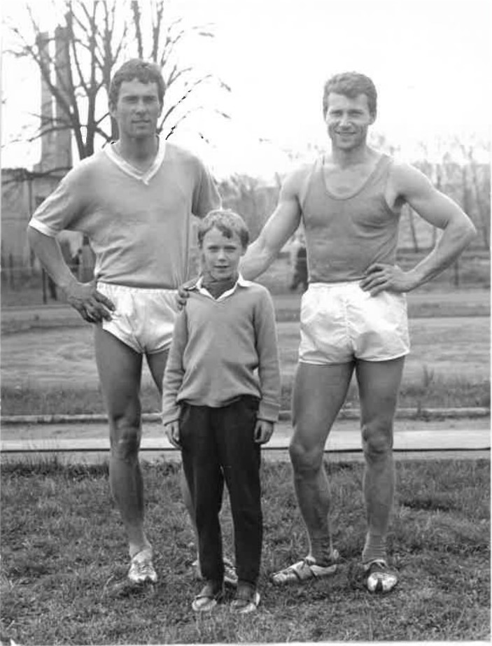 v��n� soupe�i ve skoku o ty�i kr�lov�dvor�k Jan Odv�rka (vlevo) a Rudolf Tom�ek (vpravo), chlapec mezi nimi je pozd�j�� kr�lov�dvorsk� �sp�n� hokejov� brank�� Martin ��l