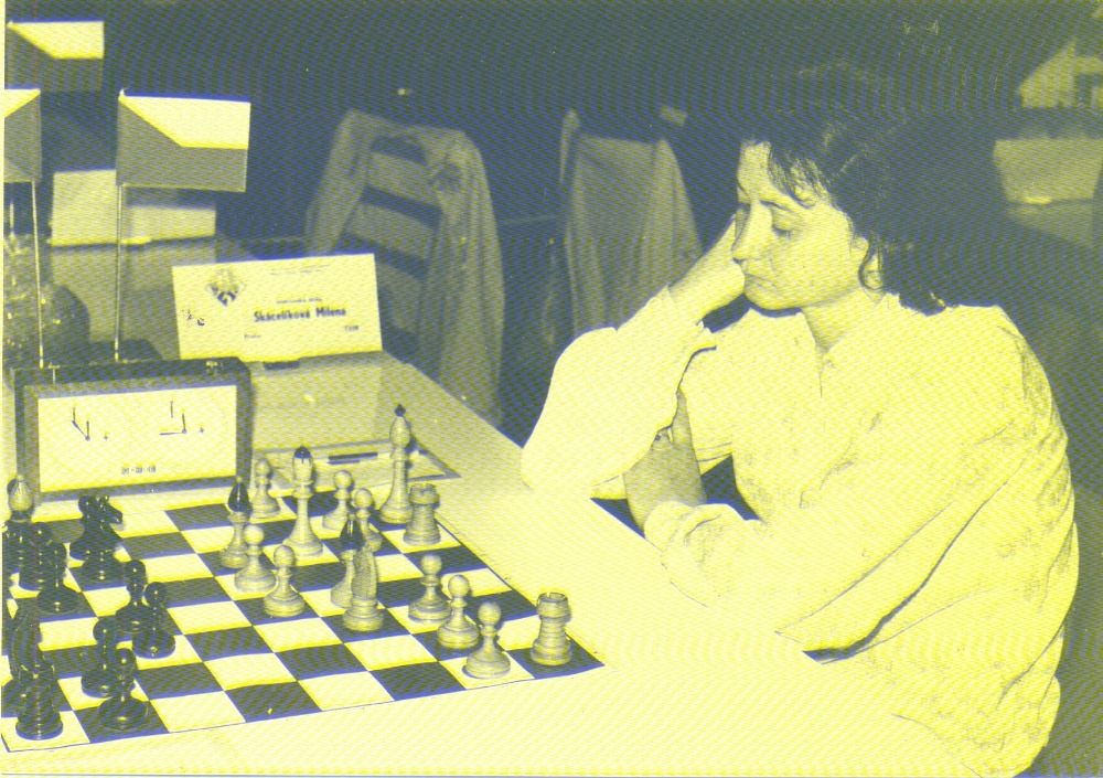 Milena Sk�cel�kov� za �achovnic� - mezin�rodn� turnaj v D���n� (za��tek 70. let)