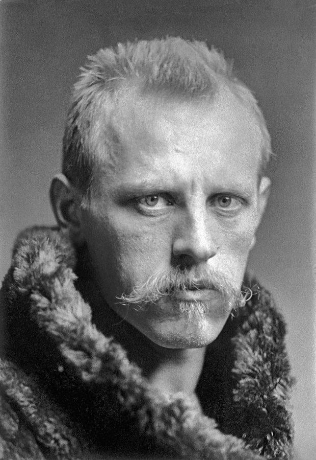Fridtjofen Nansen *10. 12. 1861 +13. 5. 1930  Pol�rn� cestovatel, o sv� cest� nap��� Gronskem napsal knihu, kter� vzbudila velk� z�jem o ly�ov�n�