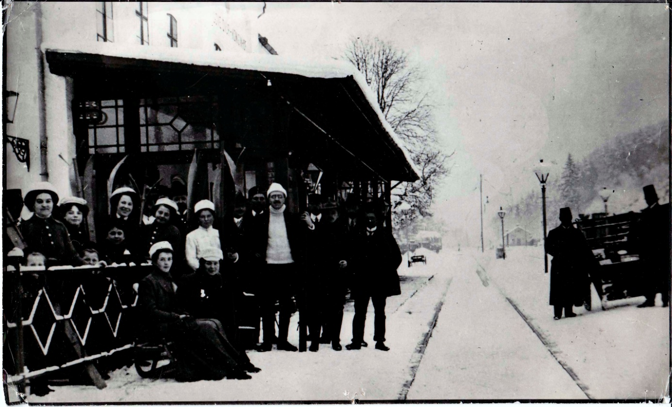 Kr�lov�dvor�t� turist� �ekaj� na vlak do B�l� T�eme�n�. V b�l�m svetru PhDr. Jan Krop��ek