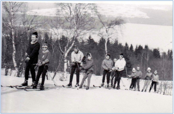 J�zda na nejstar��m vleku. Strojovna je�t� v d�ev�n� boud�. V prvn� dvojici J.Koz�k, ve druh� dvojici J.Petera ml.