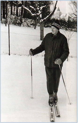 Old�ich Kol�� na sv� zahrad�, kterou upravil jako cvi�nou louku likvidac� neplod�c�ch ovocn�ch strom�