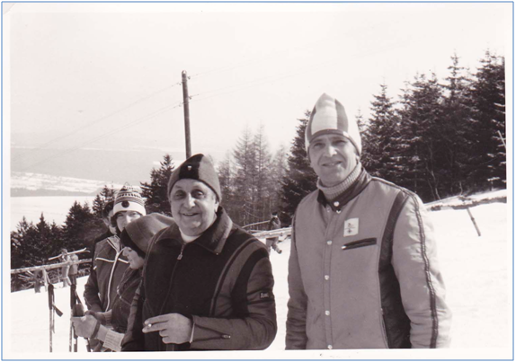 P�edseda LO ing. Ji�� Petera s nutn�m modn�m dopl�kem cigaretou a Josefem Vos�tkou na Zvi�in� u Sn�enky