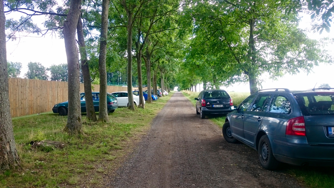 Parkovi�t� zdarma mezi stromy