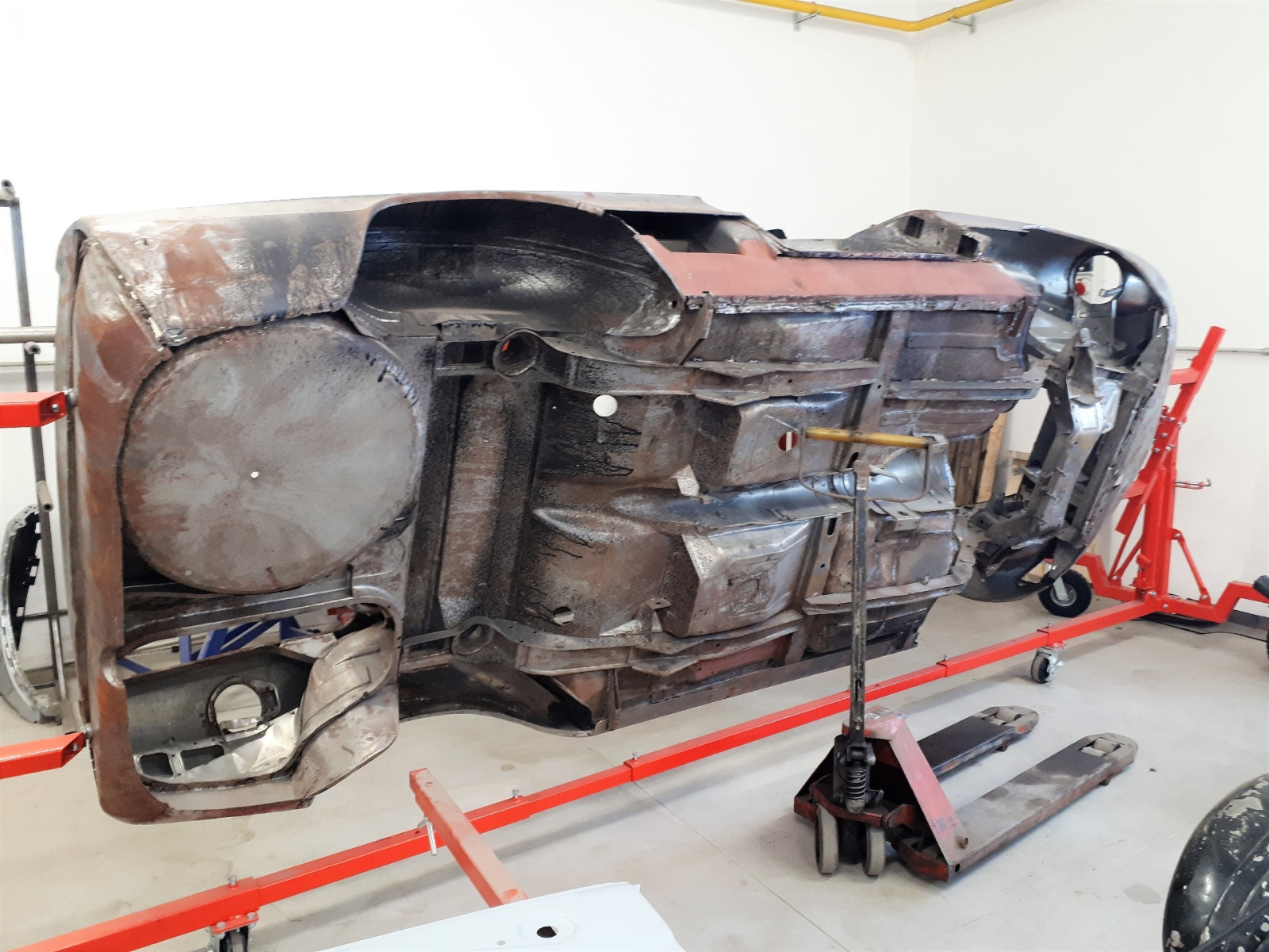 Oto�n� lavice na cel� auta v klemp�rn� Rodos