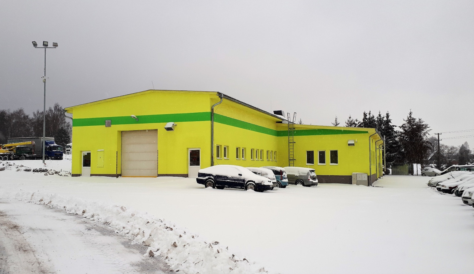 Lakovna a klemp�rna v are�lu firmy Rodos na sn�hu