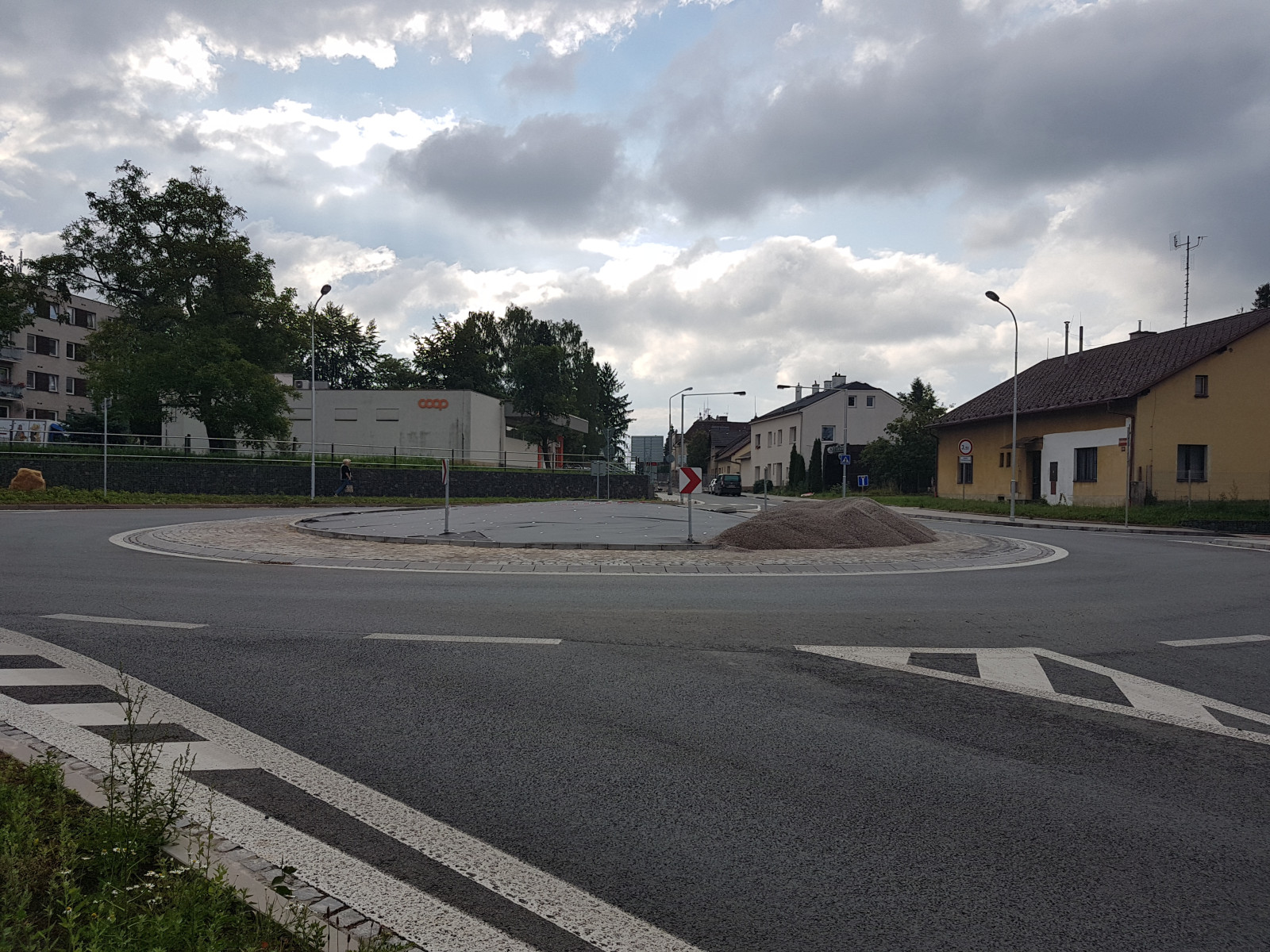 Podstavec pro sochu nosoro�ce ve st�edov�m ostr�vku na k�i�ovatce u o�n� �koly