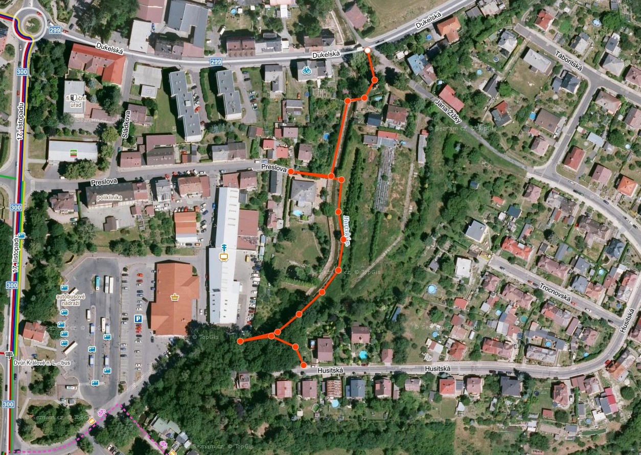 Cesta parkem podle potoka a� na autobus�k by jist� zlep�ila den �ad� lid� odji�d�j�c�ch za prac�