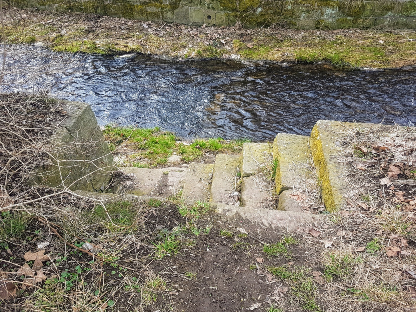 P��stup k vod� v parku - podobn�ch m�st je v�c, ale jsou za k�ov�m, tak mnohdy slou�� jako z�chody :-(