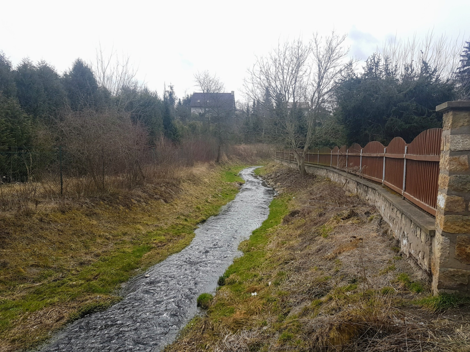 Kac�k mezi dukelskou a autobus�kem - pro� nejde j�t a� k autobus�ku???