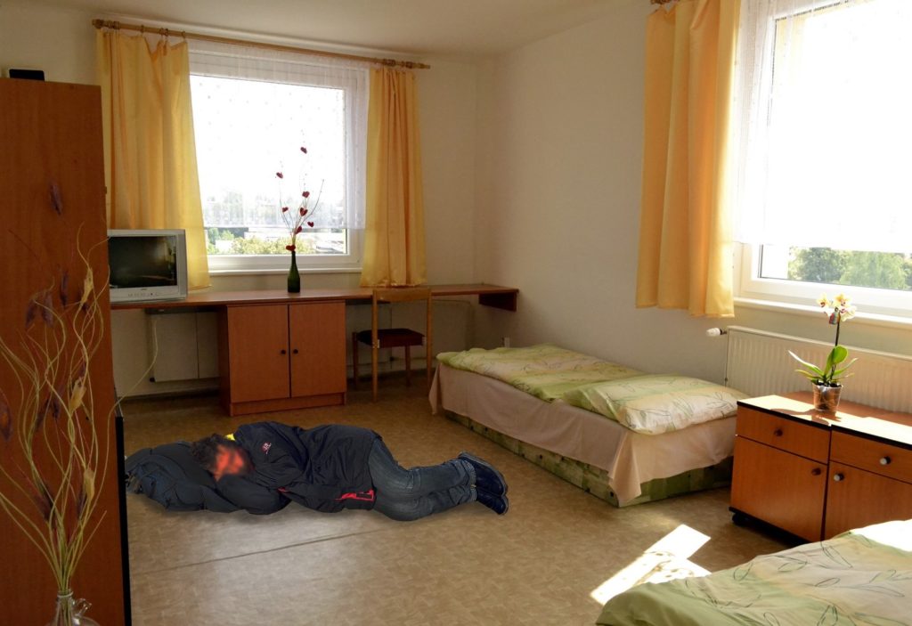 D�vka nechala na Intern�tu �koly SPO� Dv�r Kr�lov� nad Labem p�espat bezdomovce.