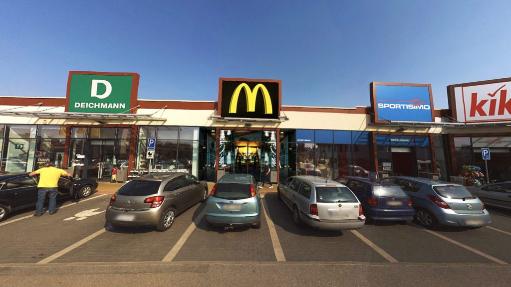 Ve Dvo�e Kr�lov� nad Labem se otev�r� pobo�ka McDonald�s. Prvn� den bude pro ka�d�ho prvn� Cheeseburger zdarma. Prodejna o�ek�v� p�et�en�.